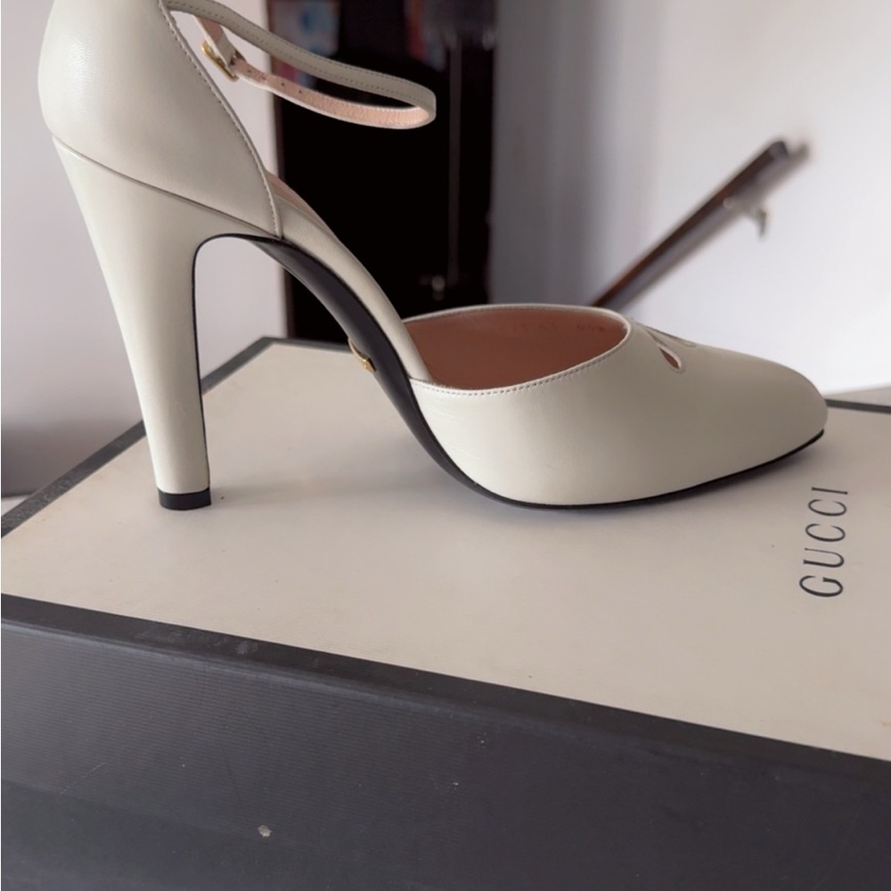 Gucci Women's Elegant White Heels - Picture 2 of 4